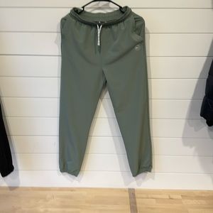 EUC vineyard vines boys joggers size XL (18) light green